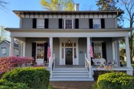 Carriage Inn B&B: exterior view