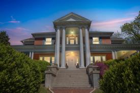 Hillcrest Mansion : 